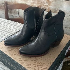 Tecovas “The Daisy” Black Leather Bootie size 6